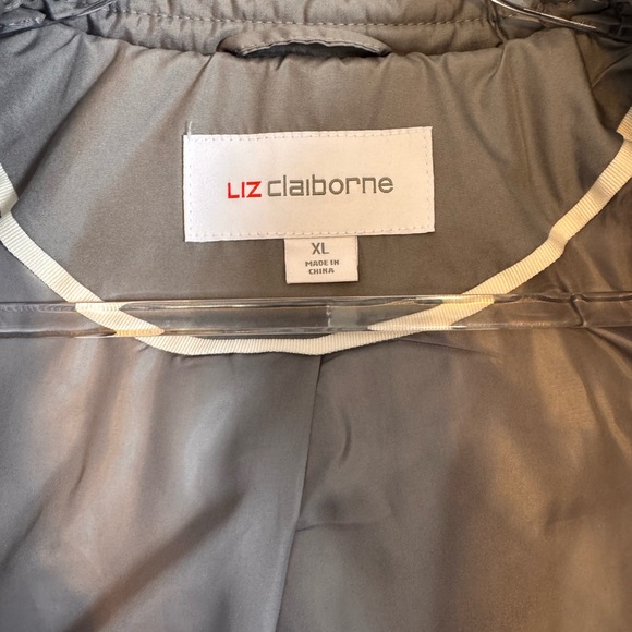Liz Claiborne Quilted Puffer Jacket in Light Gray, Size XL, Zipper, Button, Hood - Picture 5 of 16